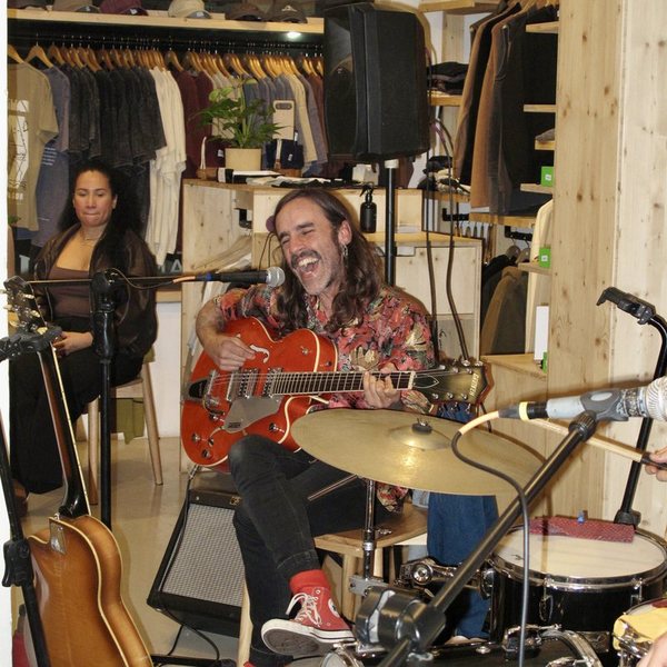 Un músico tocando la guitarra y cantando en una Sesión Mirador